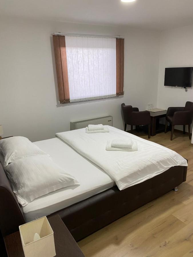 Motel Oaza Cazin Exteriör bild